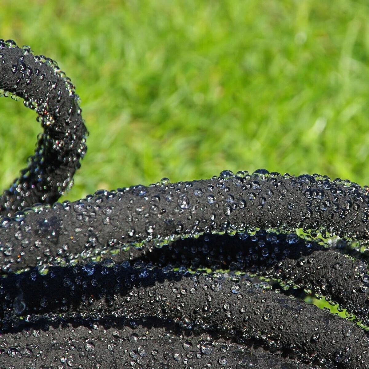 Meisterhome ® - 30 Meter - Druppelslang - Druppelsystemen - Zweetslang - Bewatering - Bewateringssysteem - Druppelsysteem - Irrigatie Set - 70% Waterbesparing - Druppelaars - Tuin, Gras, Planten - Met 38 Hulpstukken Voor Vast Zetten En Verlengen - Image 2