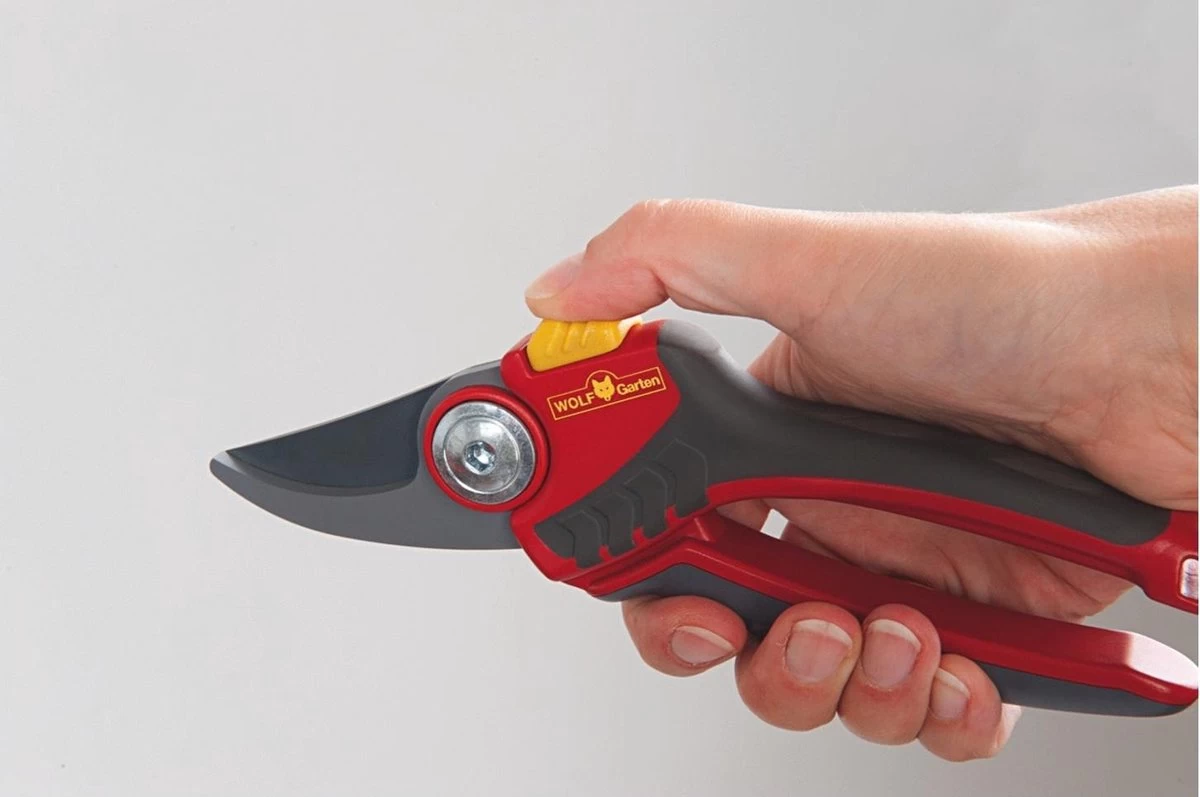 WOLF-Garten Snoeischaar "Premium Plus" RR 4000 - Max. Knipdiameter 22 Mm - Links- En Rechtshandige - Softinleg Handgreep - Snijhoek 30° - Voor Grote Handen - Vervangbare Messen - Image 4