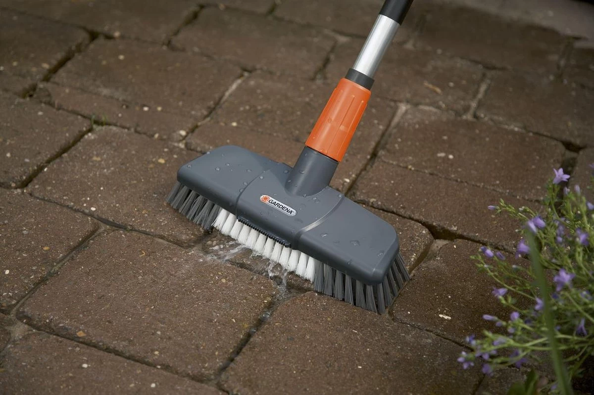 GARDENA Cleansystem Comfort Schrobber - Reinigen Van Paden - Terras - Oprit - Image 4