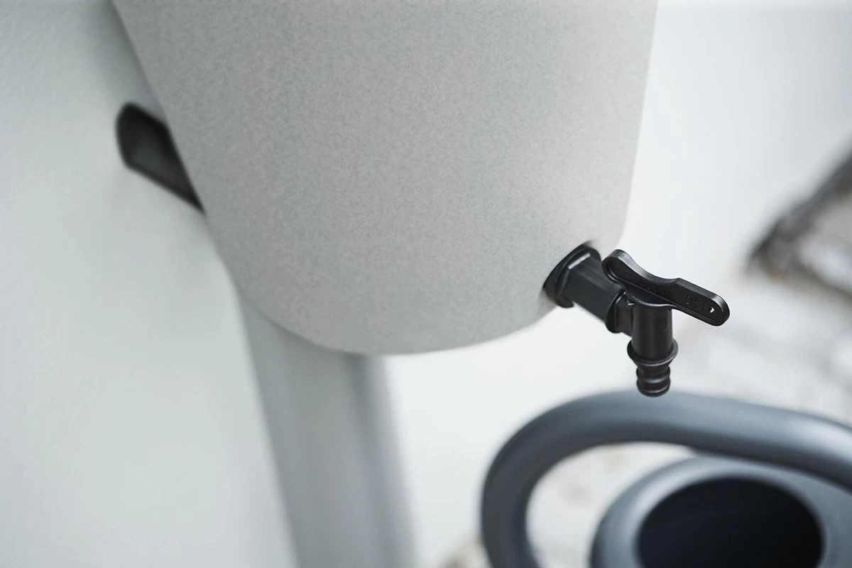 Elho Green Basics Rain Catcher 33 - Regenton Voor Balkonbuiten - Ø 33.5 X H 73.5 Cm - Grijs/Living Concrete - Image 9